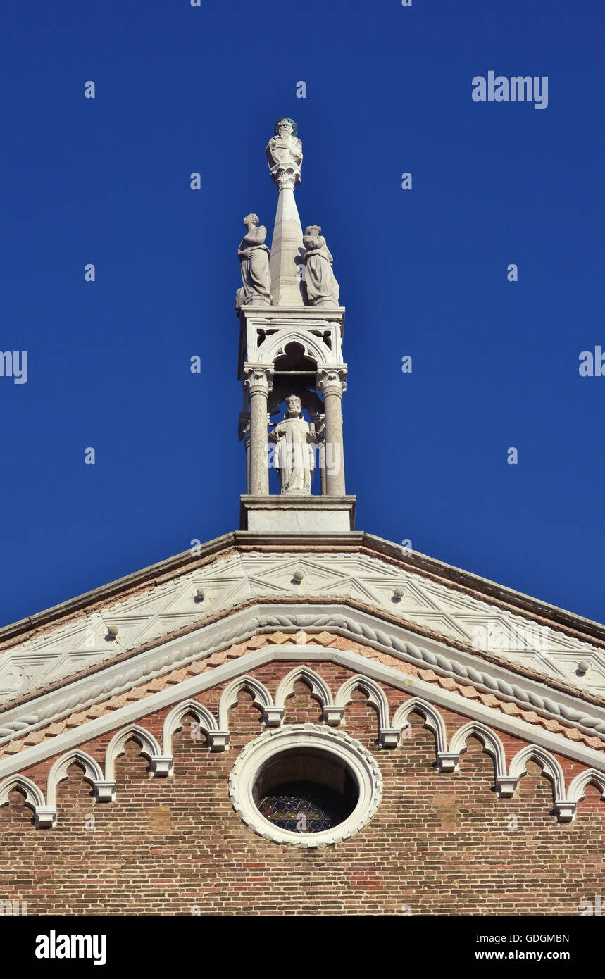 Pinnacle gotica con i santi nella parte superiore dei SS Giovanni e Paolo basilica medioevale a Venezia Foto Stock