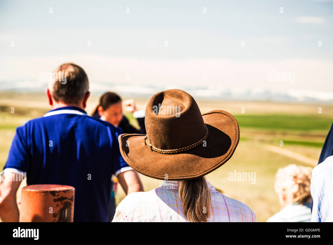 Gruppo di turisti ascolto di un nativo americano guida al monumento nazionale della Battaglia di Little Bighorn Foto Stock