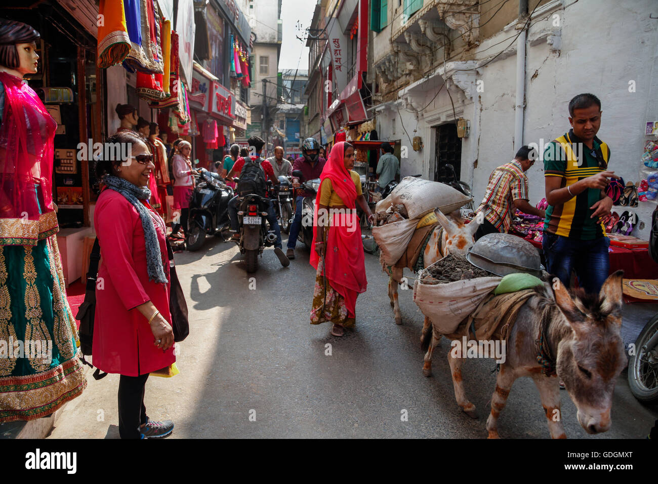 Un occupato, colorfull street al di fuori di New Delhi, Indiana Foto Stock