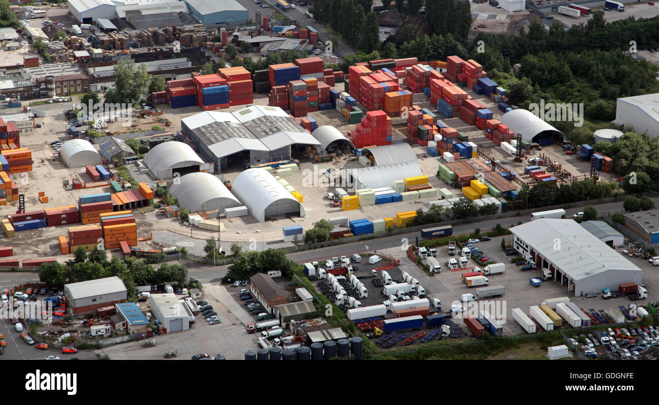 Vista aerea di coloratissimi contenitori in un composto cantiere deposito su un Industrial Estate, Regno Unito Foto Stock