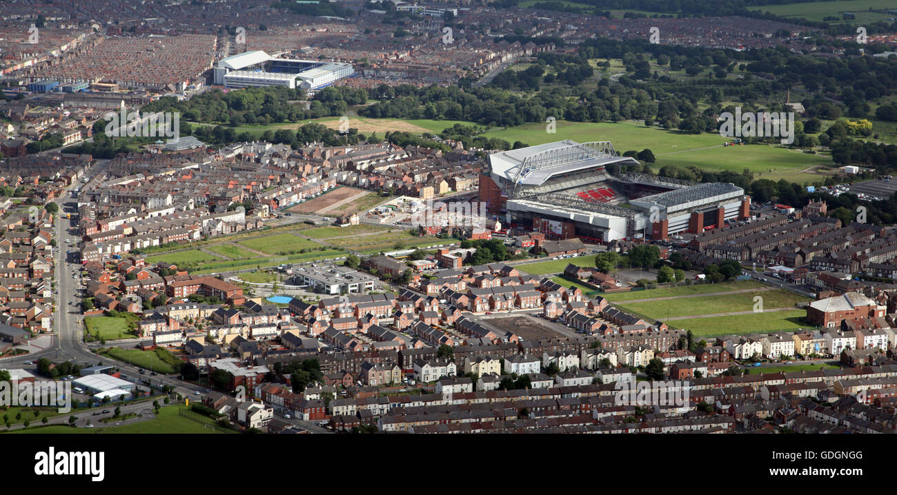 Vista aerea del Liverpool FC Anfield Stadium & Everton FC Goodison Park si vede attraverso il Parco Stanley, Liverpool, Regno Unito Foto Stock