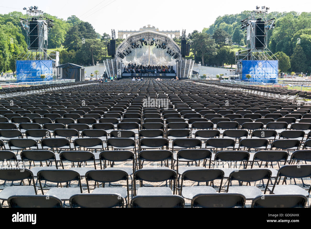 Vienna Philharmonic Orchestra per notte estiva Concerto di Schonbrunn Palace Gardens a Vienna, in Austria Foto Stock