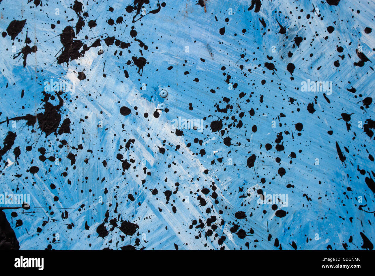 Blu sullo sfondo a trama spruzzato con vernice nera Foto Stock