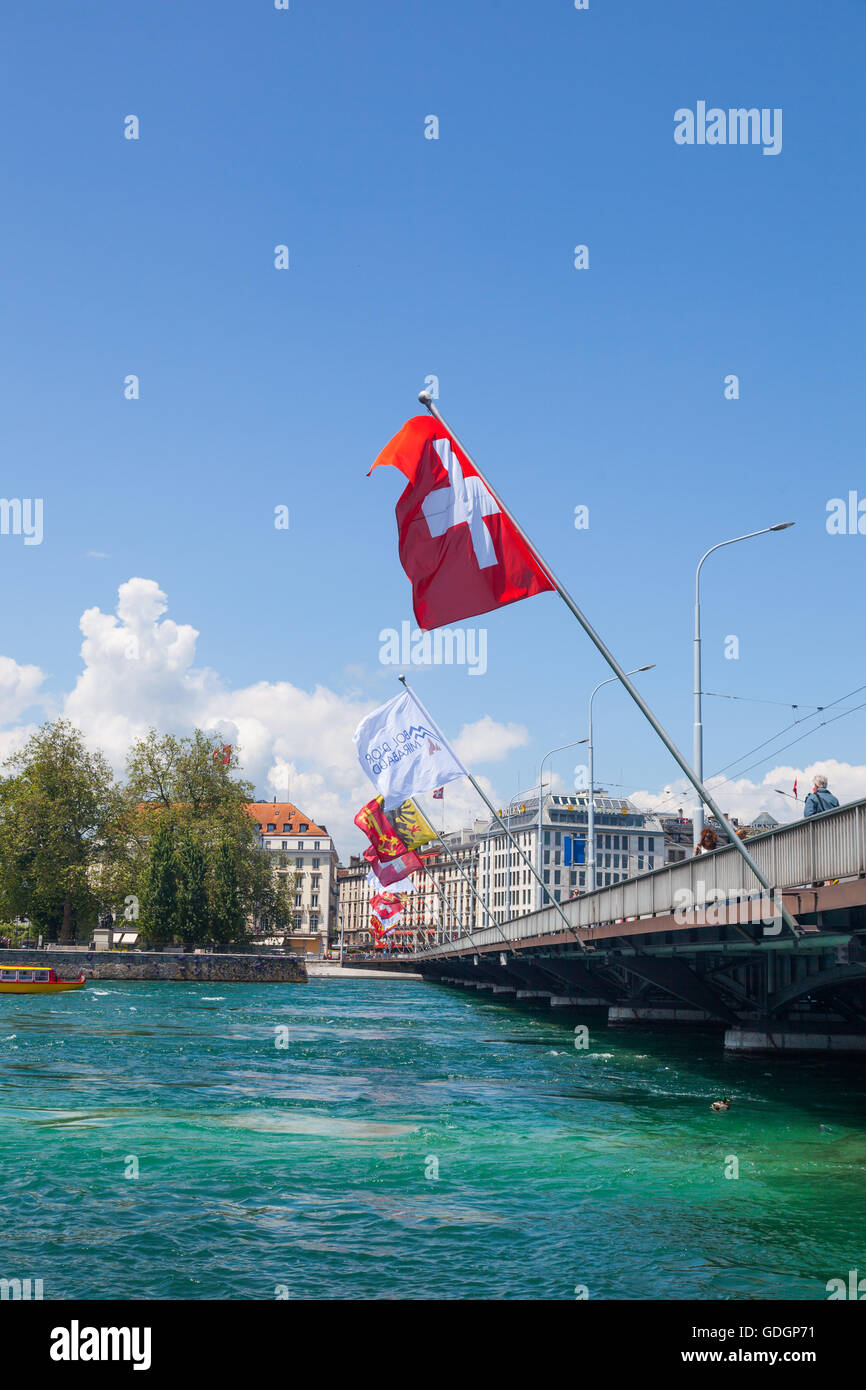 Bandiere a Pont du Mont Blanc in quanto copre il Lago di Ginevra Foto Stock