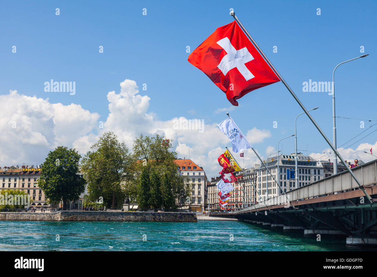 Bandiere a Pont du Mont Blanc in quanto copre il Lago di Ginevra Foto Stock