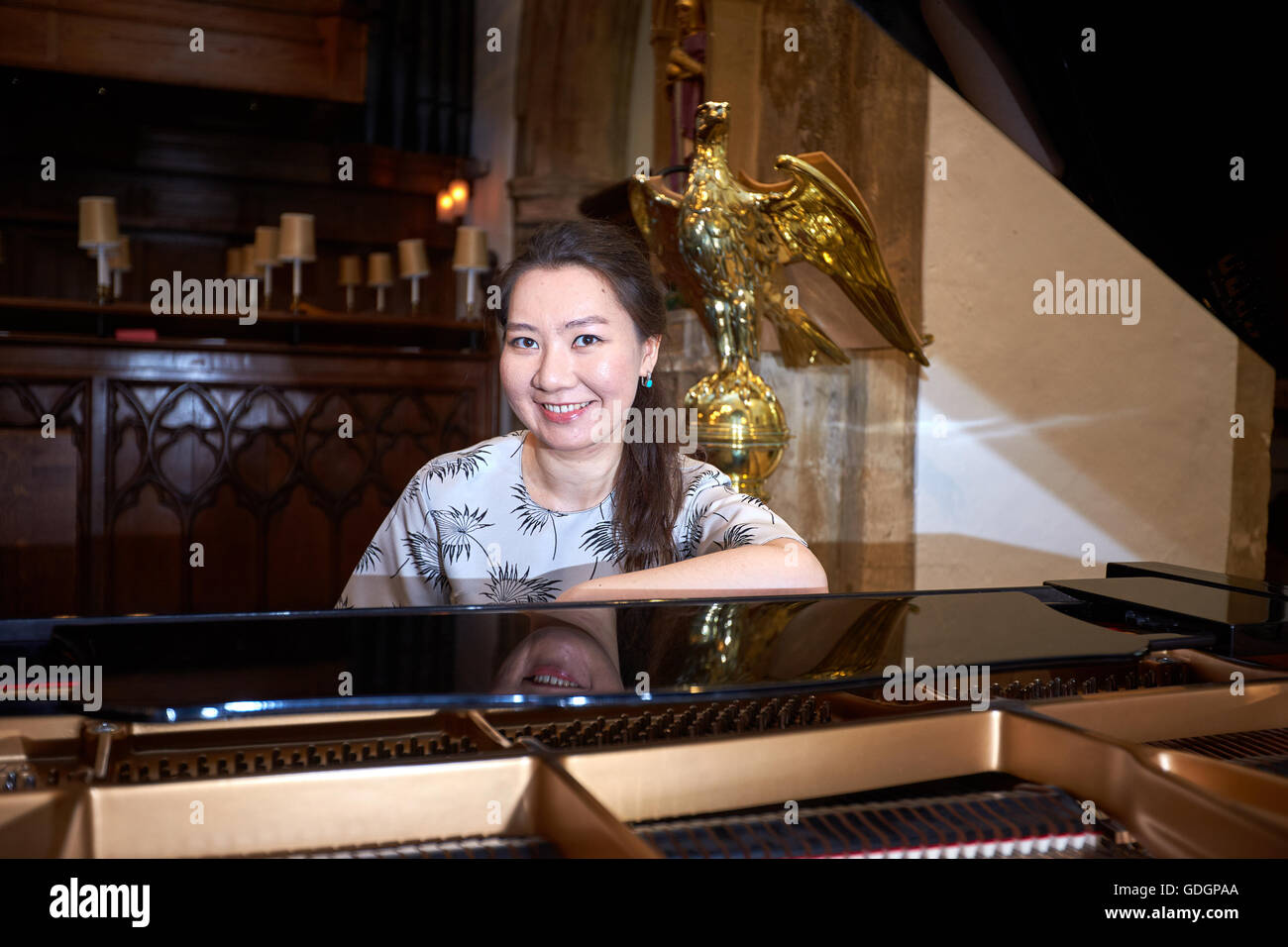 Il pianista Dina Duisen esibirsi in un concerto durante la pausa pranzo presso il St Michael presso la porta nord chiesa in Oxford Foto Stock