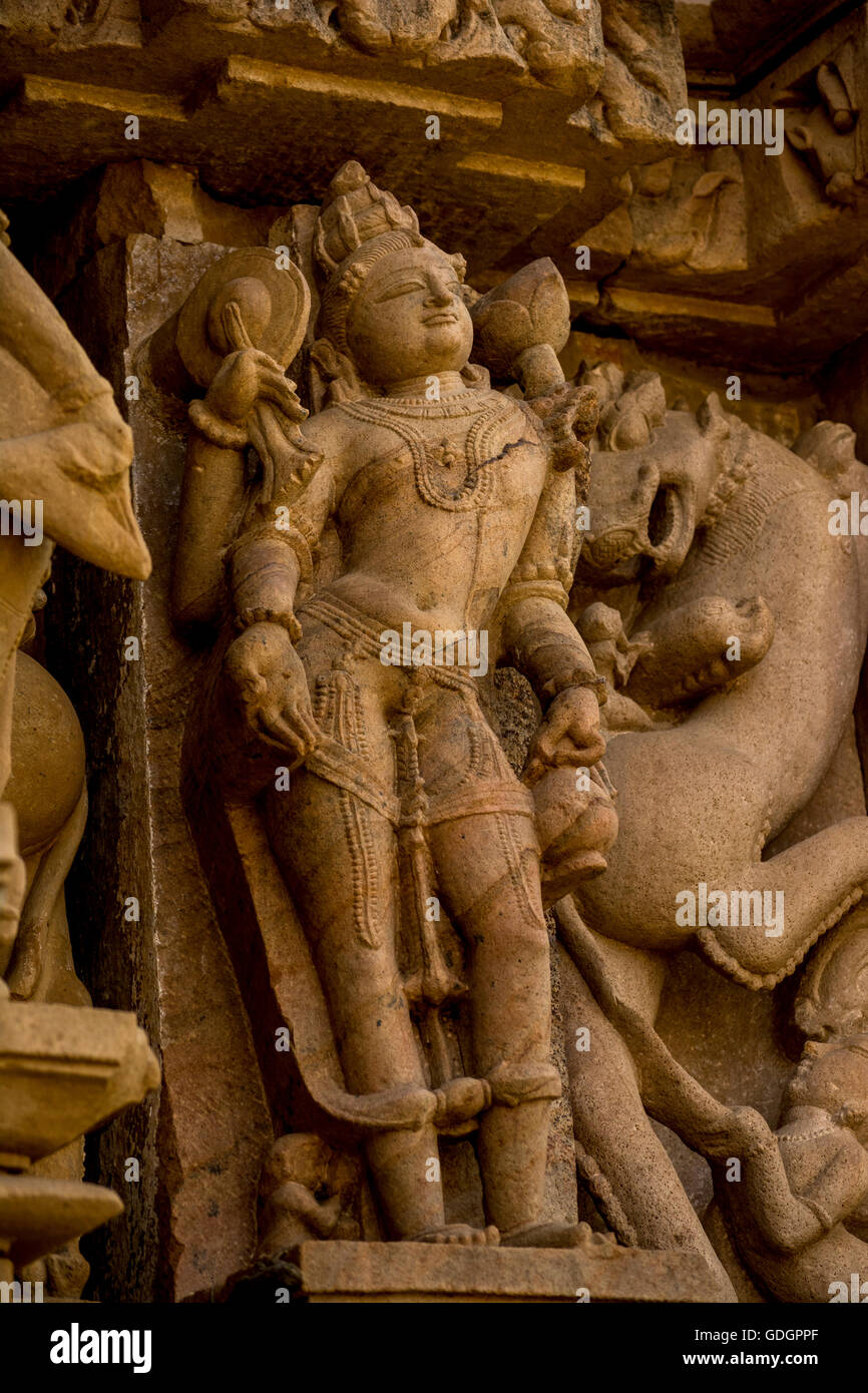 Intricate sculture in pietra particolare del signore Vishnu presso un tempio, Khajuraho, Chhatarpur District, Madhya Pradesh, India Foto Stock