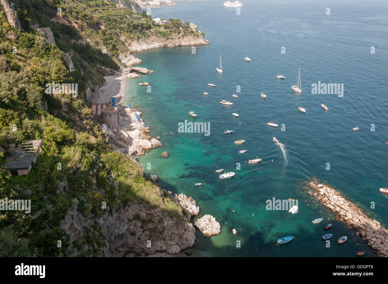 Vista guardando verso il basso sulle piccole spiagge di sabbia in una baia protetta a Conca dei Marini sulla Costiera Amalfitana, Italia Foto Stock