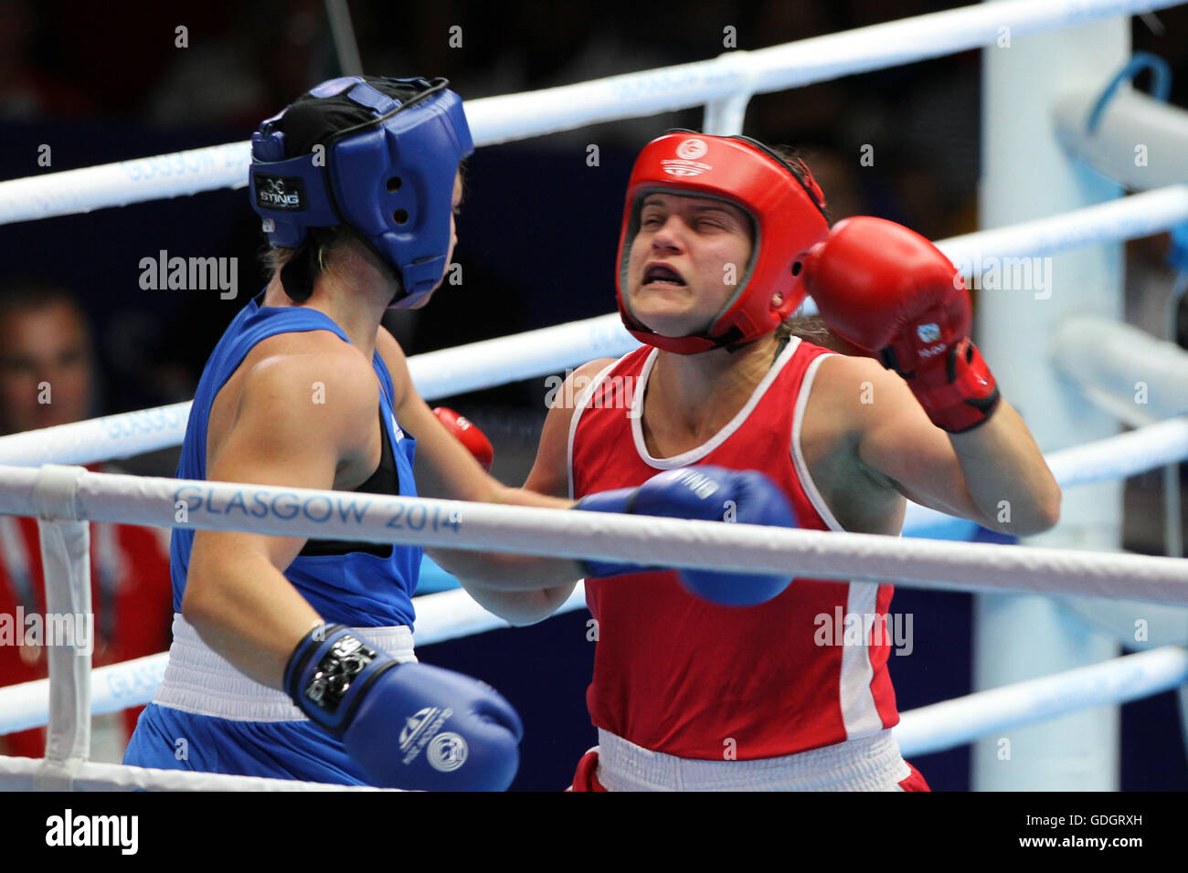 Canada's Ariane Fortin (rosso) in azione contro il Galles Lauren Prezzo (blu) in donne di peso medio 69 - 75kg semi-finale 1 al SECC, durante il 2014 Giochi del Commonwealth a Glasgow. Arianna Fortin (rosso) ha vinto lo scontro. Foto Stock