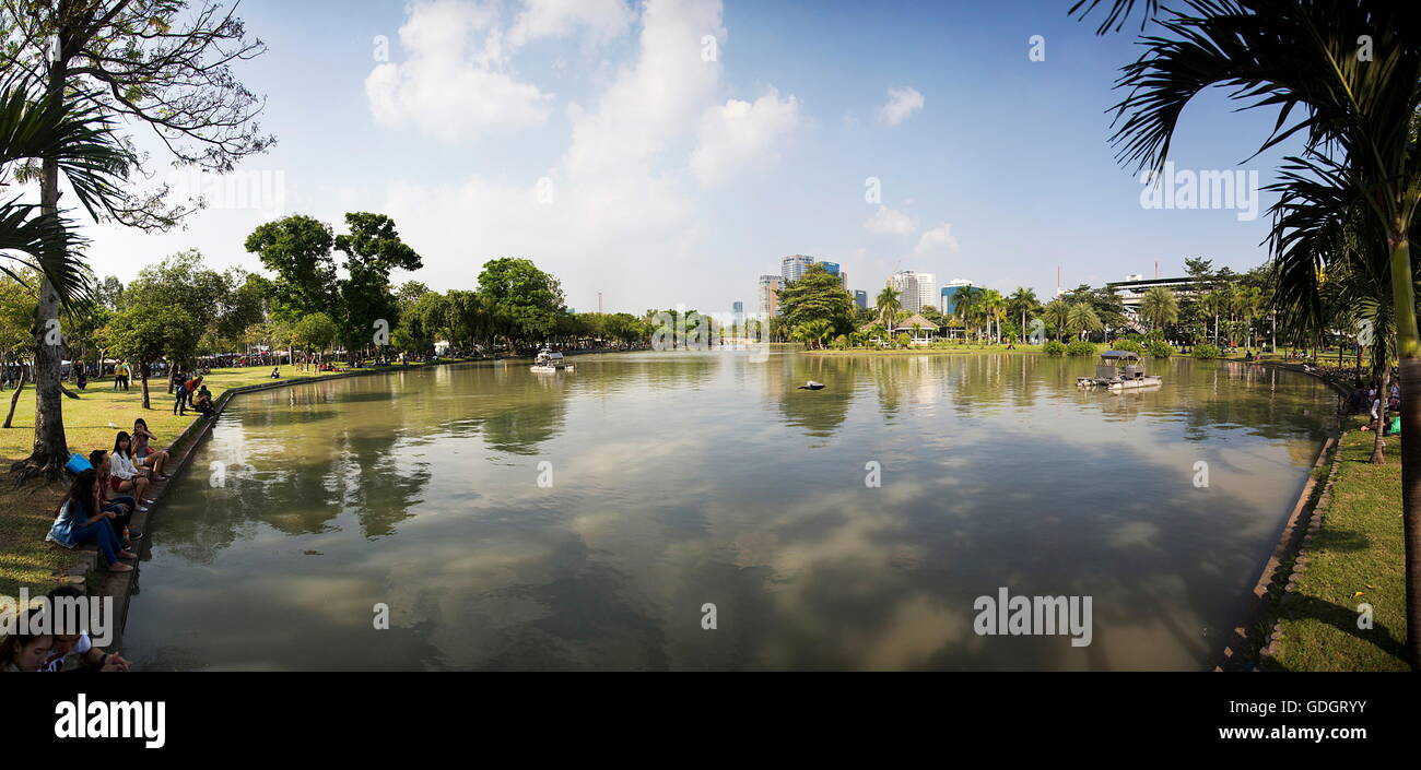 BANGKOK, Tailandia - 14 febbraio 2016: persone non identificate al parco Lumpin a Bangkok, in Thailandia. Questo 57 ettari di parco offre open Foto Stock