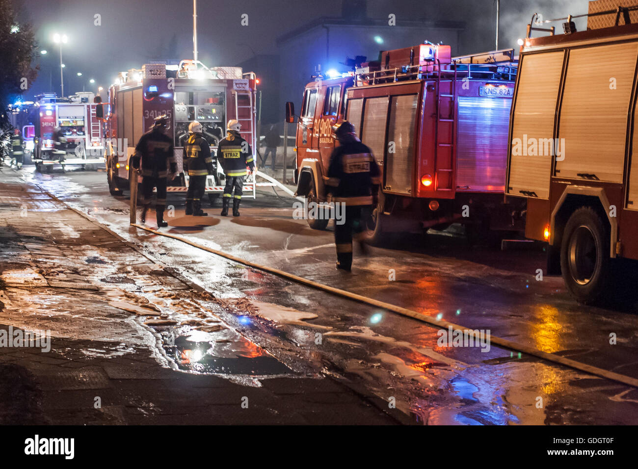 Il polacco motori Fire durante la lotta antincendio nel gelido inverno notte Foto Stock