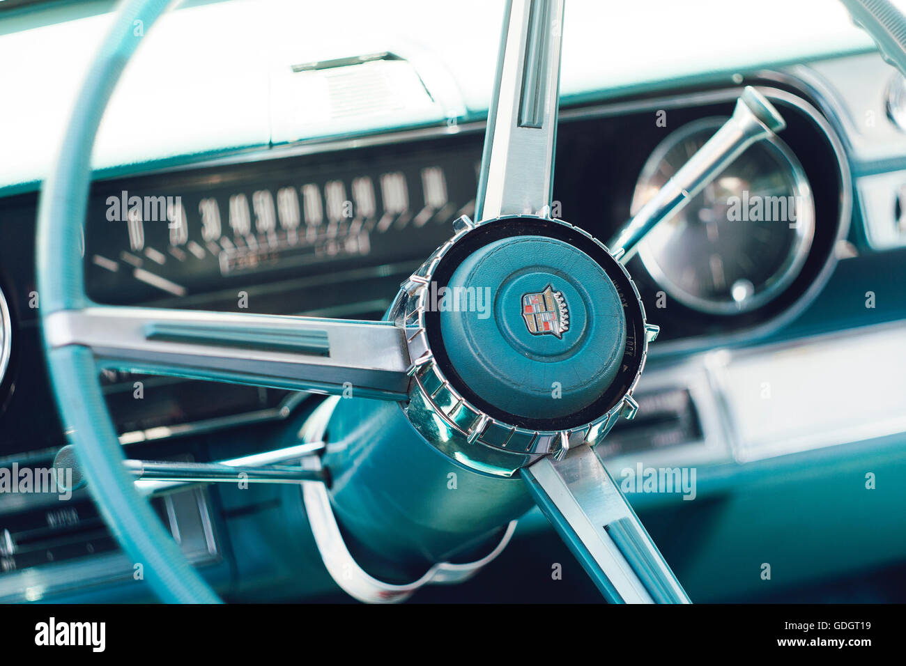 Interno dell'auto classica con cruscotto e volante Foto Stock