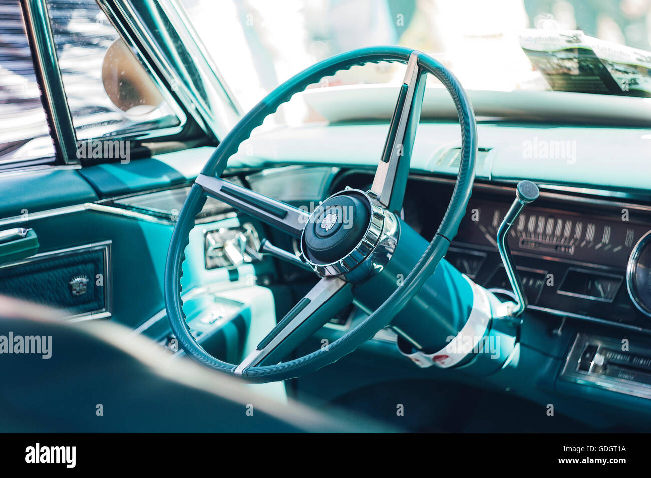 Interno dell'auto classica con cruscotto e volante Foto Stock