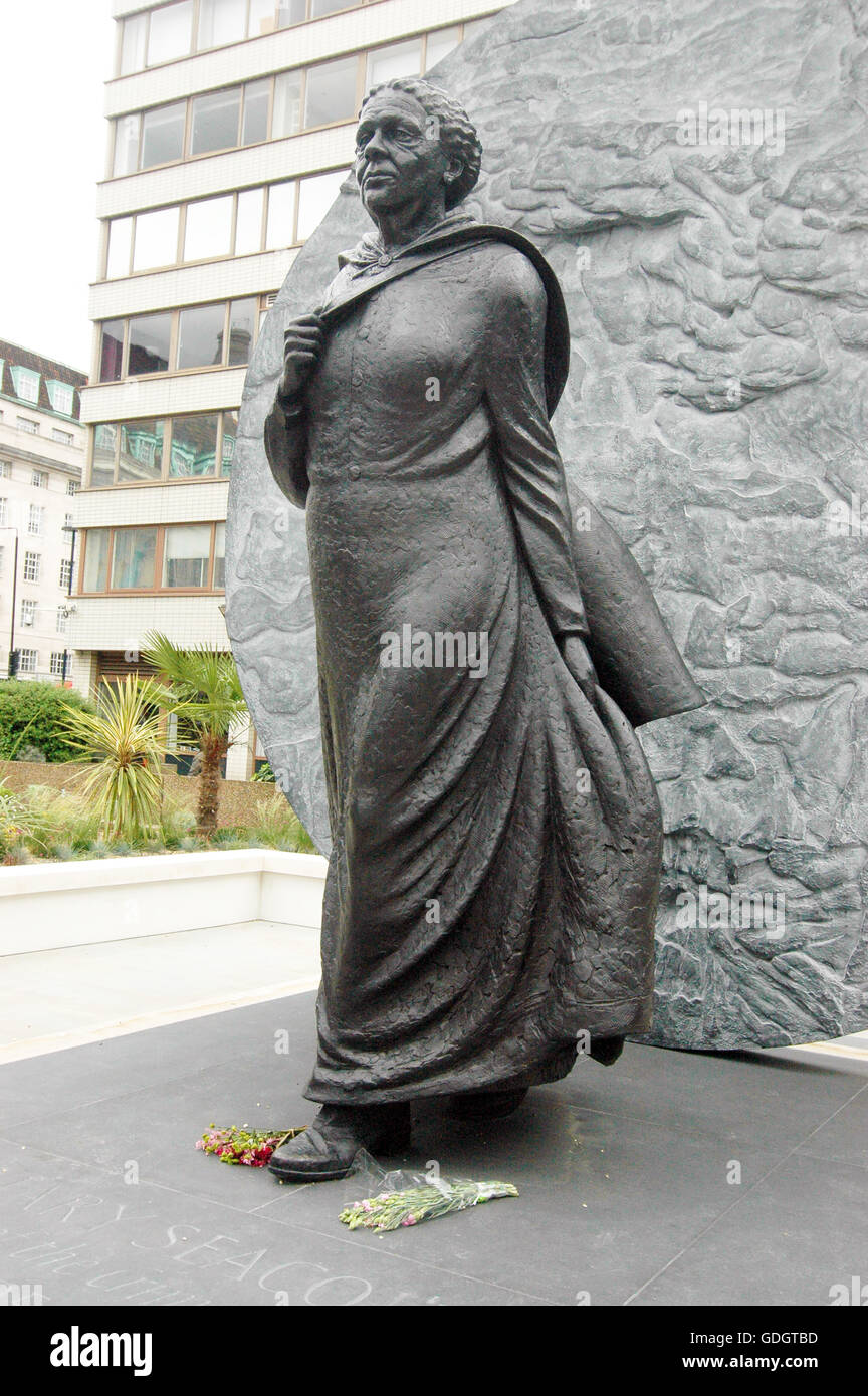 Statua della Guerra di Crimea infermiere Mary Seacole nei giardini di St Thomas' ospedale. Scultore Martin Jennings' il lavoro è il primo in Italia dedicato per il nome di una donna nera. 12 anni di campagne da Mary Seacole Memorial statua appello £500.000 è stata sollevata in donazioni. Il cancelliere Osborne ha dato £240.000 di LIBOR banking ammende per il ricorso. Foto Stock