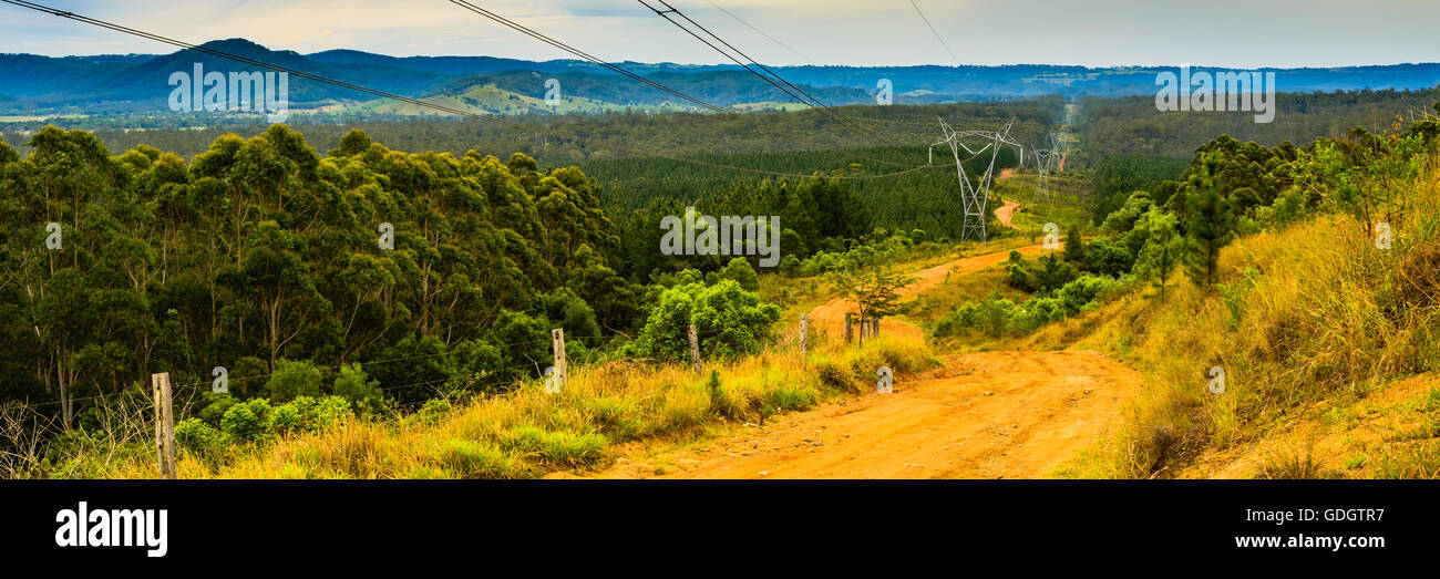 Guardando lungo il Powerline Track nel Glasshouse Mountains National Park seguendo la rete ad alta tensione di Powerlink Queensland Foto Stock