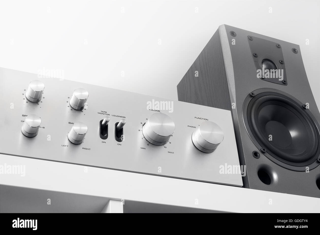 Vintage amplificatore di potenza stereo altoparlante e sul cabinet bianco Foto Stock