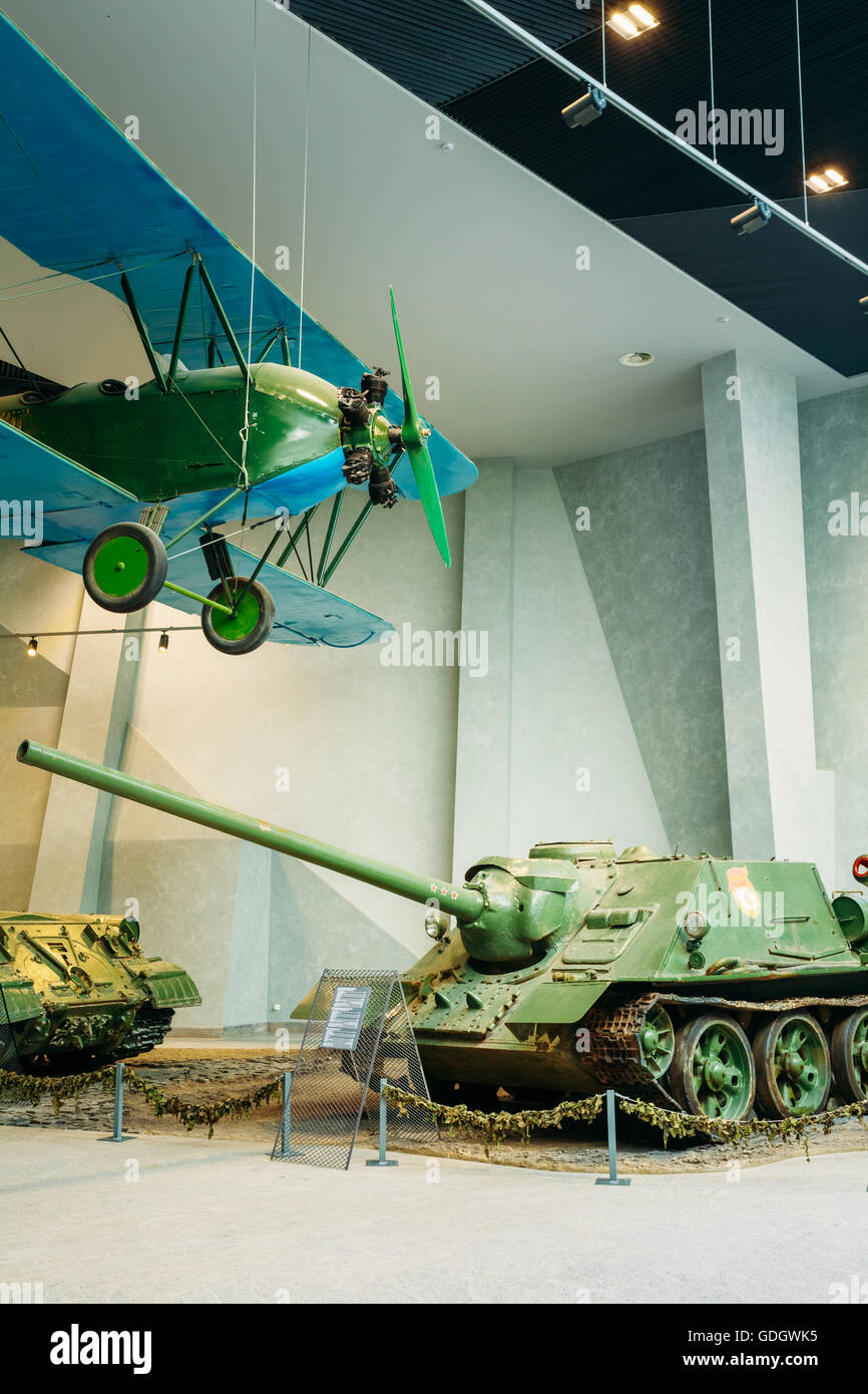 Minsk, Bielorussia. Serbatoio sovietica distruttore SU-100 e luce notte bomber PO-2. Esposizione di armi e attrezzature in La bielorussa Mu Foto Stock