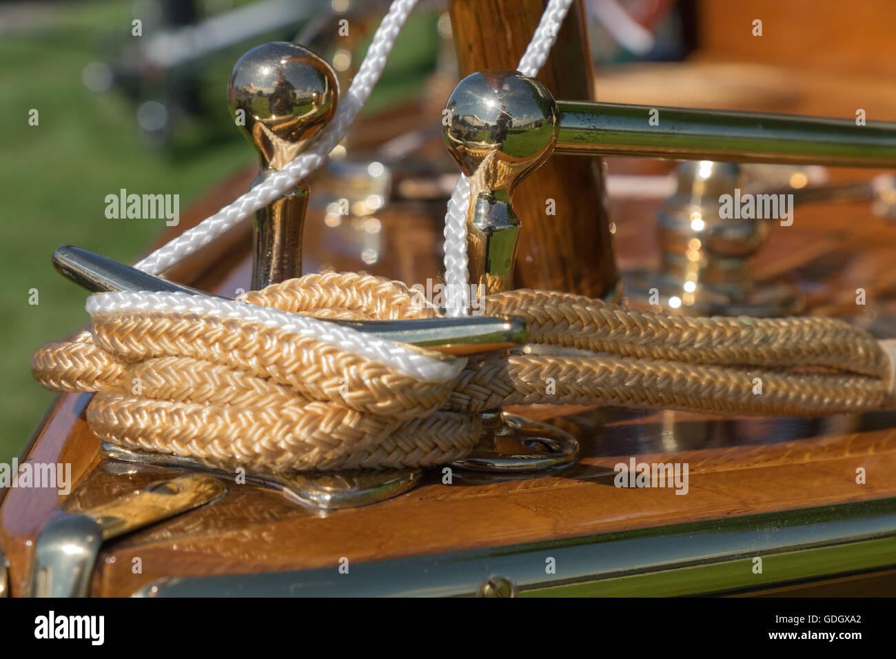 Dettaglio di prua tubazioni e raccordi in ottone su un antico di legno barca a 2016 legno annuale boat show in Whitehall, Michigan. Foto Stock