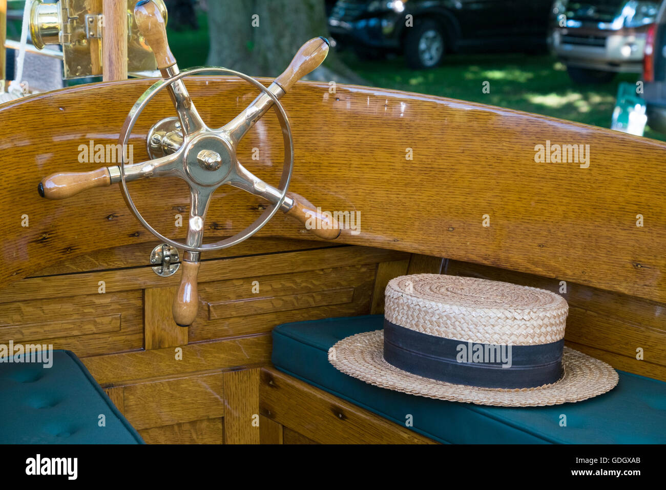 Timone con un cappello di paglia che giace sul sedile di un 1904 Duchessa di lancio ricreative. La barca è stata sul display in bianco annuale Foto Stock