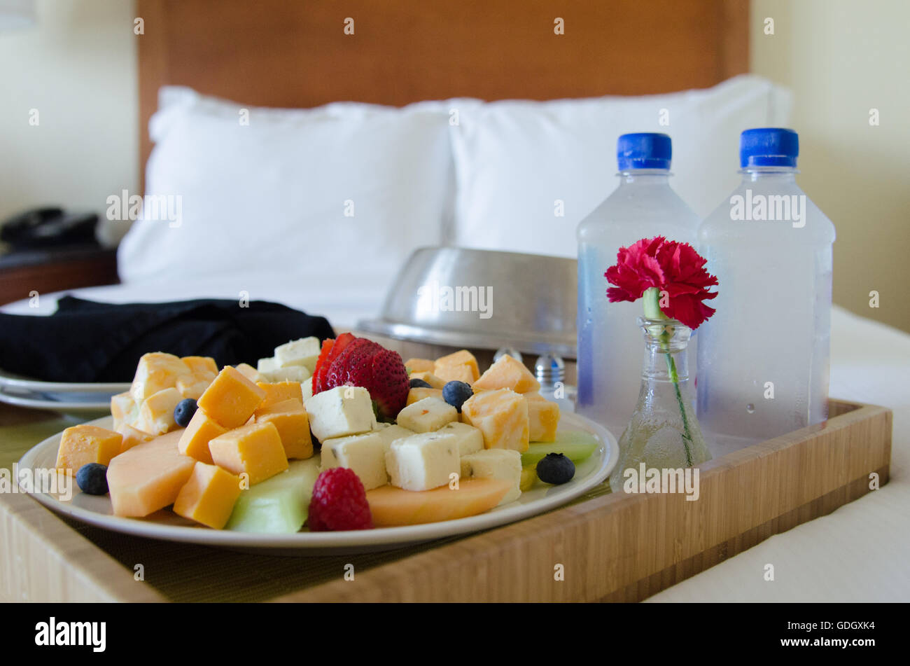 Servizio in camera un vassoio su hotel bed con frutta e formaggio Foto Stock