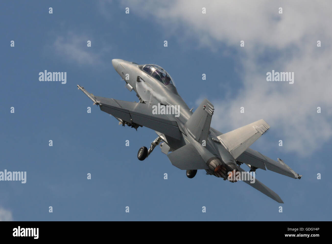 Boeing F/A-18 degli aerei da caccia, afterburner decollo, Farnborough Air Show 2016. Foto Stock