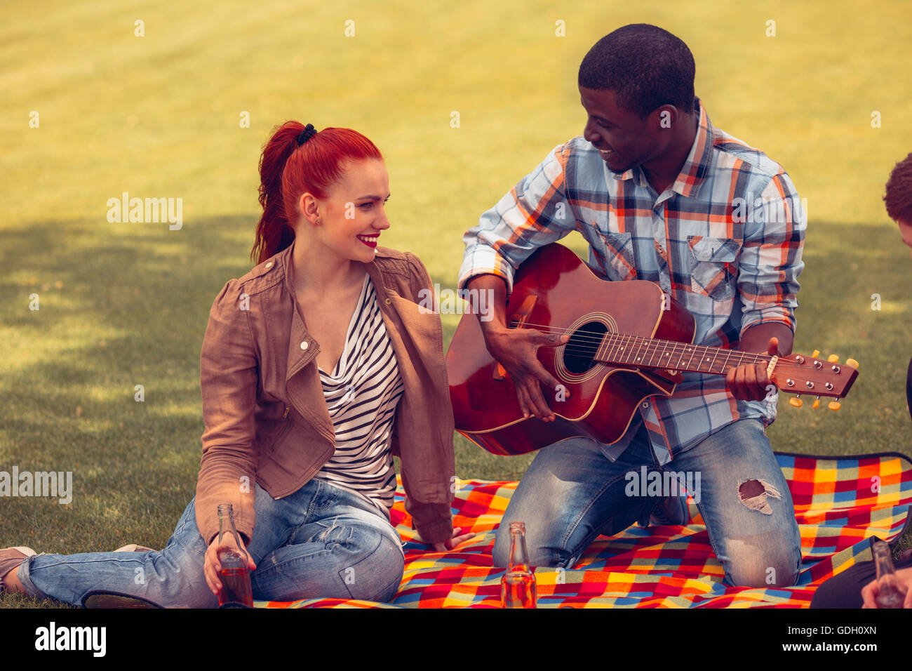 Coppia felice su picnic Foto Stock