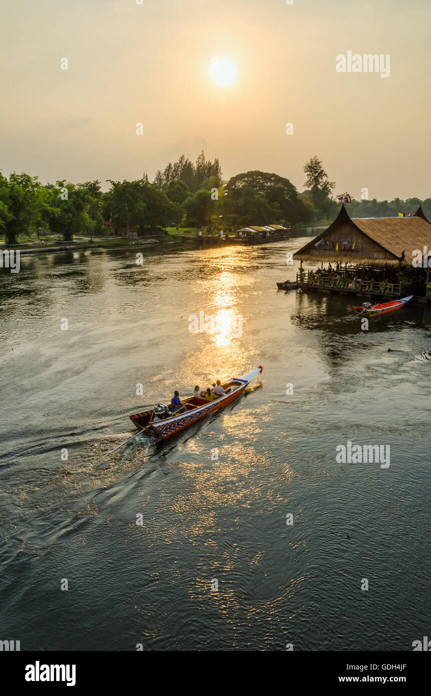Angolo di Alta Vista dal ponte, bellissimo paesaggio di Kwai Yai fiume al tramonto e lo stile di vita delle persone sul lungomare in Kancha Foto Stock