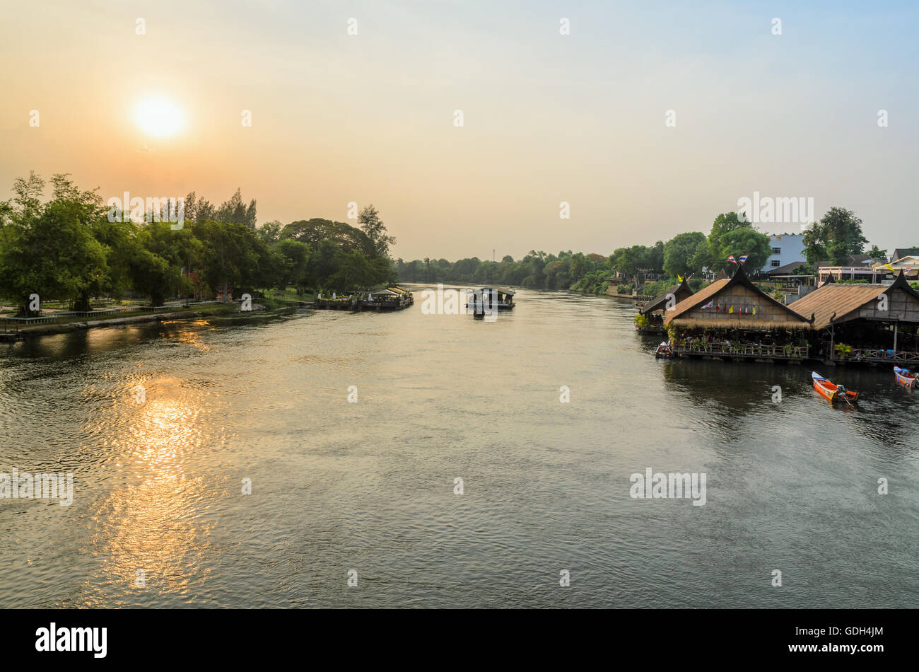 Angolo di Alta Vista dal ponte, bellissimo paesaggio di Kwai Yai fiume al tramonto e lo stile di vita delle persone sul lungomare in Kancha Foto Stock