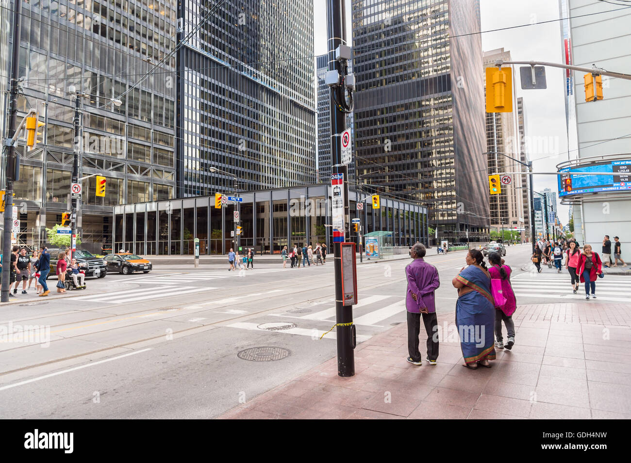 TORONTO, Canada - 1 Luglio 2016: persone in attesa al crossover pedonale su King Street Foto Stock
