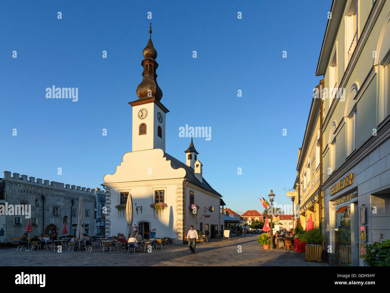 Gmünd: Town Square con il vecchio municipio e case di sgraffito nella luce della sera, Austria, Niederösterreich, Bassa Austria, W Foto Stock