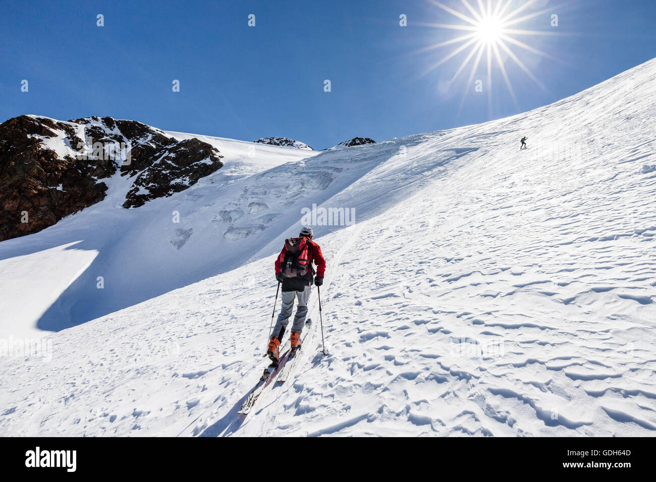 Ski tourer Finailspitze ascendente in Val Senales in Val Senales ghiacciaio, Val Senales, Meraner Land, Alto Adige Provincia Foto Stock