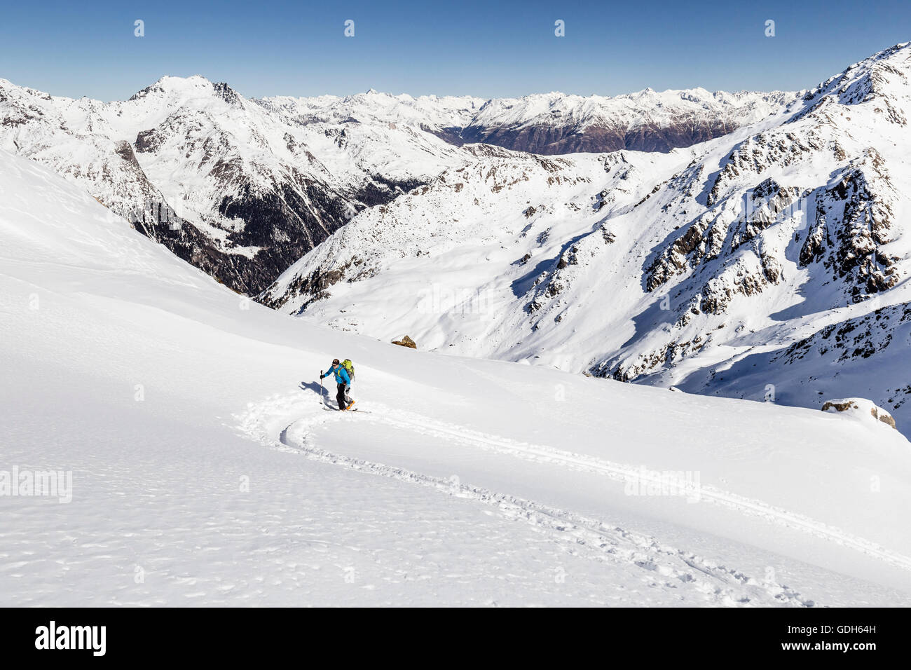 Ski tourer ascendente Nonnenspitze Hintere, al di sotto del martello, sullo sfondo la Val Venosta e la catena principale delle Alpi Foto Stock