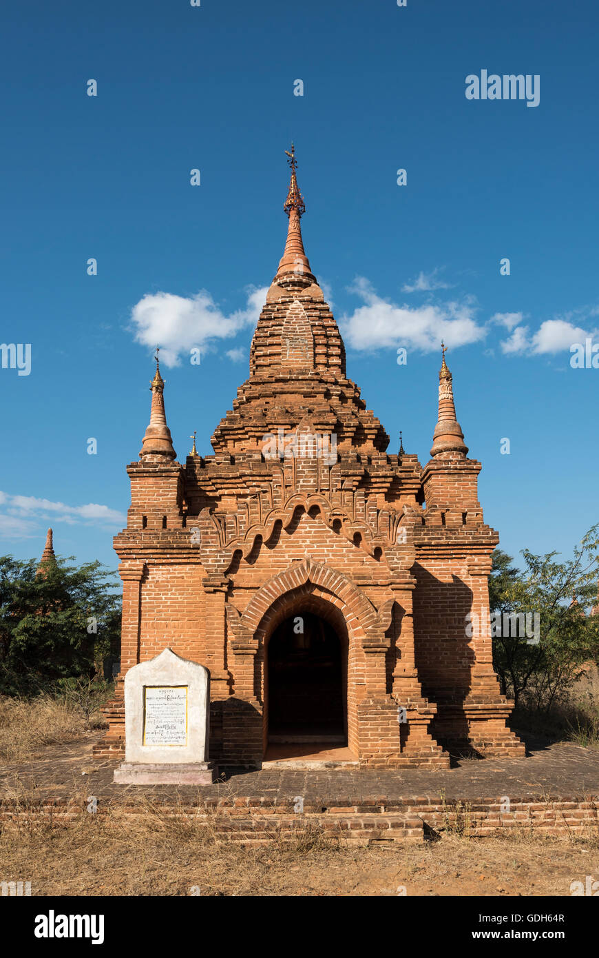 Piccolo tempio restaurato sulla pianura di Bagan, Myanmar Foto Stock