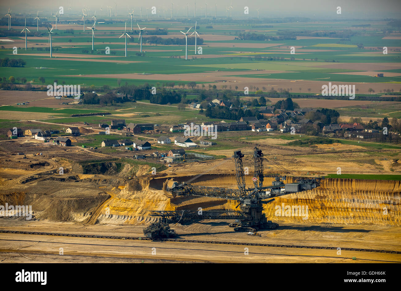Vista aerea, escavatore di carbone nella parte anteriore del distrutto Borschemich distretto, miniera di carbone Garzweiler, Erkelenz, Niederrhein Foto Stock