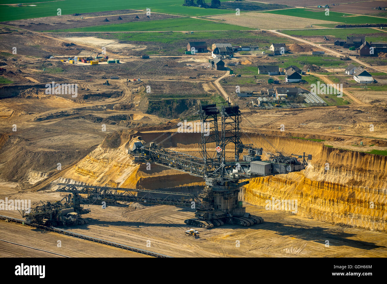 Vista aerea, escavatore di carbone nella parte anteriore del distrutto Borschemich distretto, miniera di carbone Garzweiler, Erkelenz, Niederrhein Foto Stock