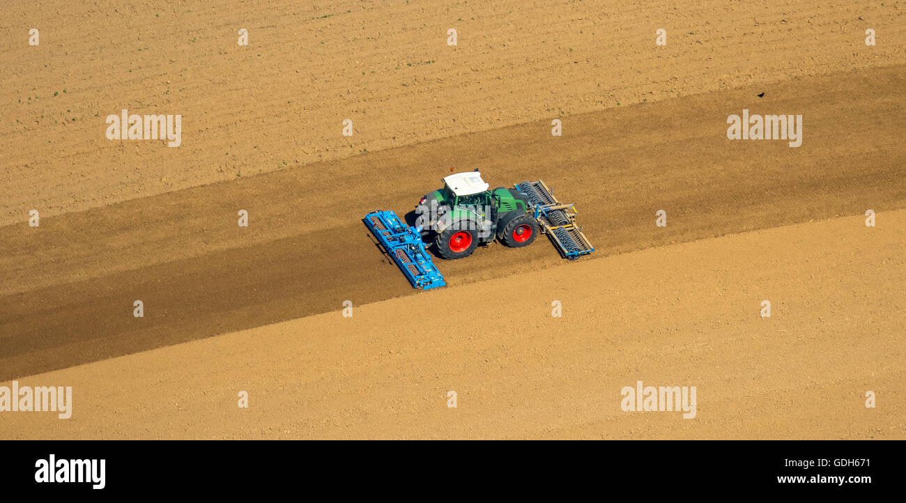 Vista aerea, il trattore in un campo arabile straziante e semina, Baesweiler, Basso Reno, Nord Reno-Westfalia, Germania Foto Stock