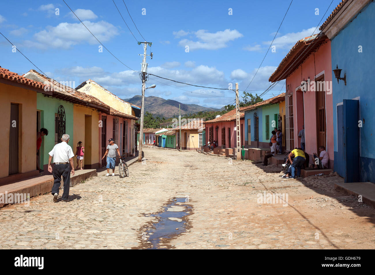 Scena di strada, Strada tipica con ciottoli e le sue case colorate, centro storico, Trinidad, Patrimonio Mondiale dell UNESCO Foto Stock