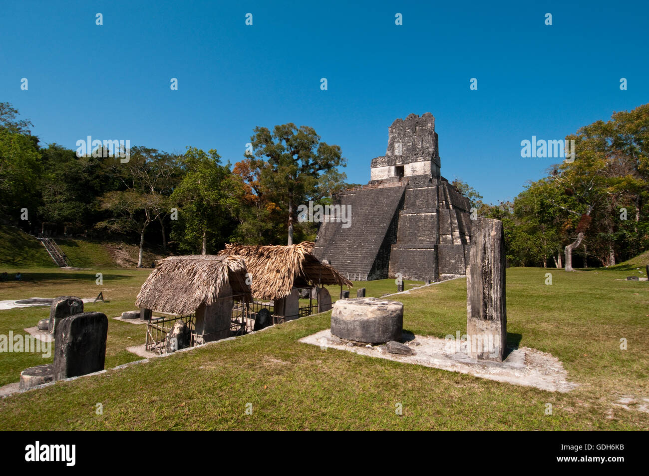 Tempio II e Grand Plaza, Tikal, sito archeologico della civiltà Maya, Guatemala, America Centrale Foto Stock