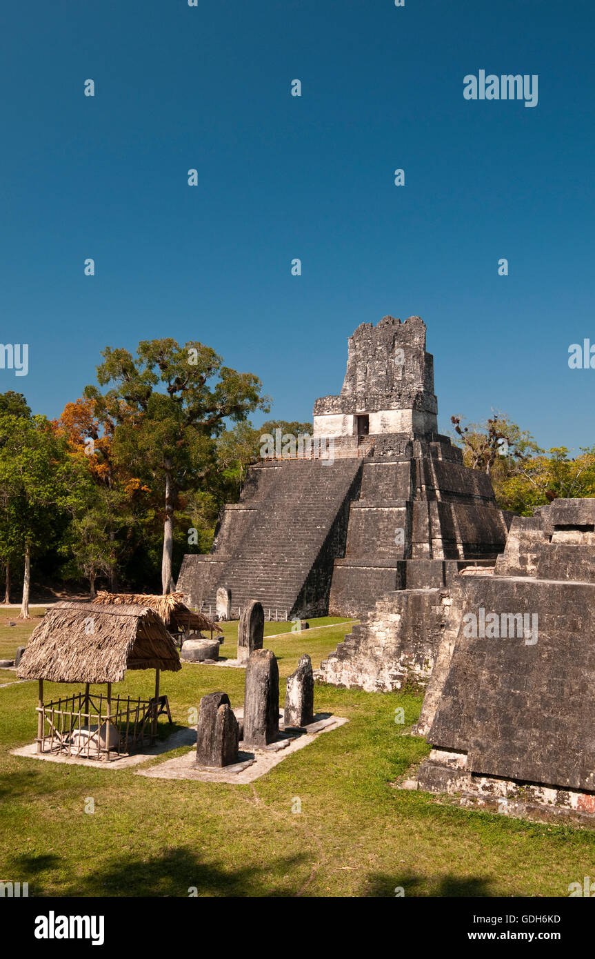 Tempio II e Grand Plaza, Tikal, sito archeologico della civiltà Maya, Guatemala, America Centrale Foto Stock