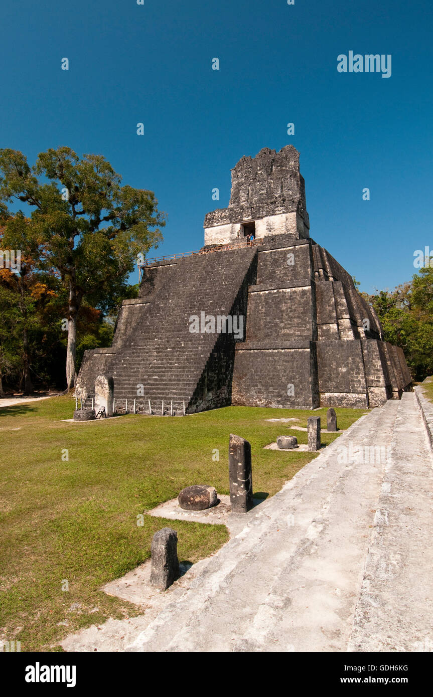 Tempio II e Grand Plaza, Tikal, sito archeologico della civiltà Maya, Guatemala, America Centrale Foto Stock