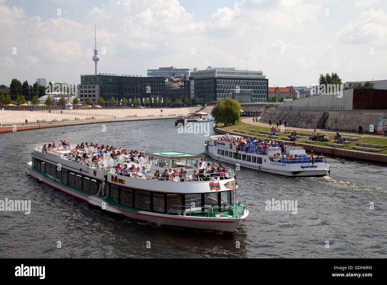 Nave passeggeri sul fiume Spree, Berlino Foto Stock