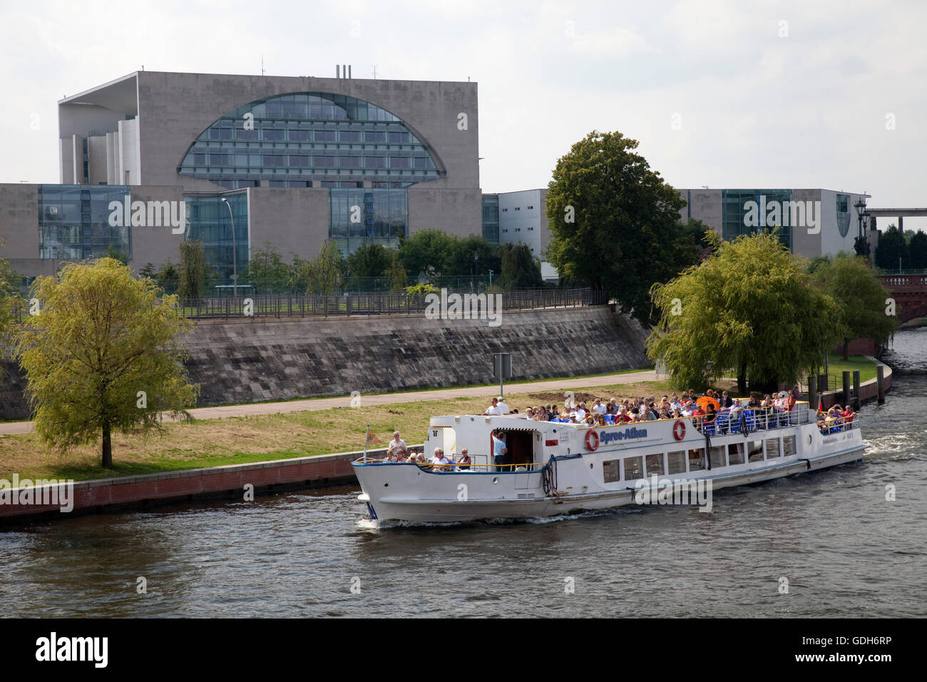 Nave passeggeri sul fiume Spree, Cancelleria federale, quartiere governativo, Berlino Foto Stock