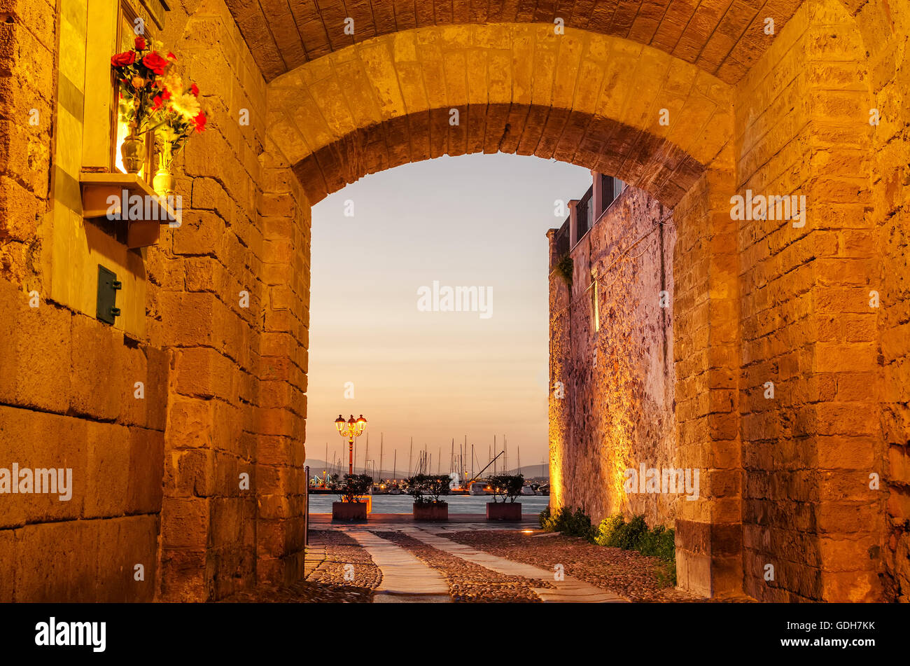 Alghero, Sardegna, Italia: Città Vecchia di notte Foto Stock