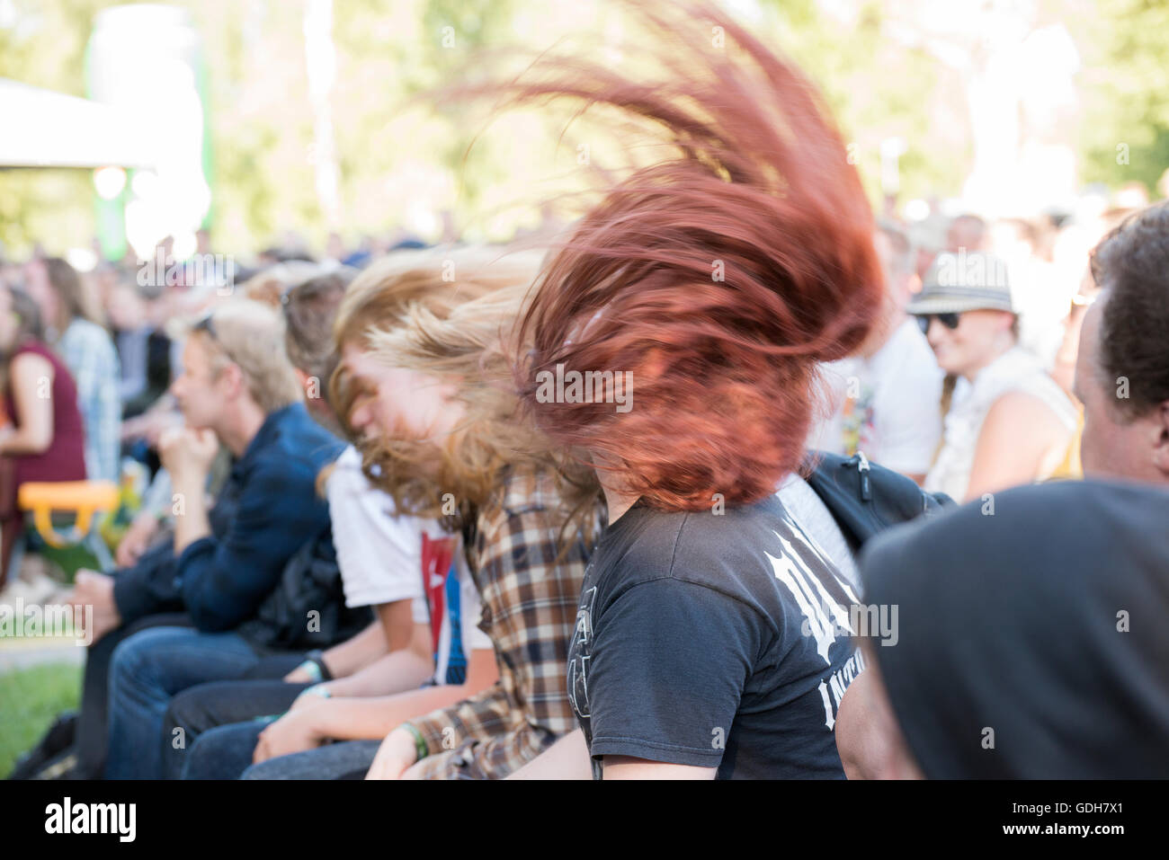 Pori, Finlandia. Il 14 luglio 2016. Ventole headbanging come Dweezil Zappa suona presso la 51Pori Jazz Festival. Foto Stock