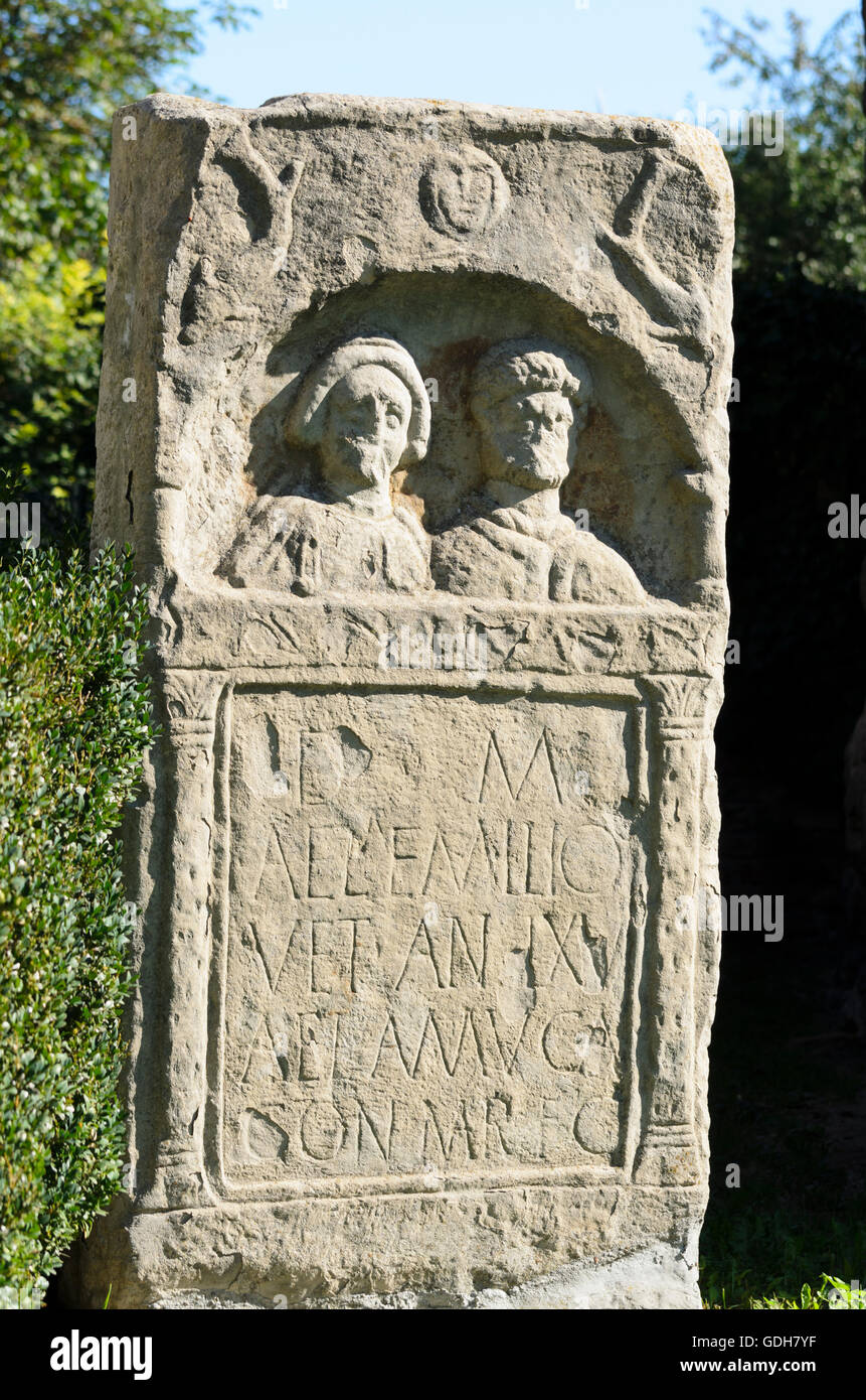 Zeiselmauer-Wolfpassing: la tomba di pietra copia ( ) con i ritratti di Aelius Aemilius e sua moglie Amuca , il fort ( burgus ) , un Foto Stock