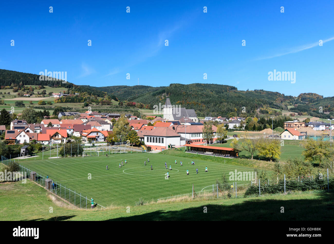 Maria Laach am Jauerling: Guardando al Santuario , su una partita di calcio e il monte Jauerling nel Parco Naturale Jauerling - Wachau, un Foto Stock