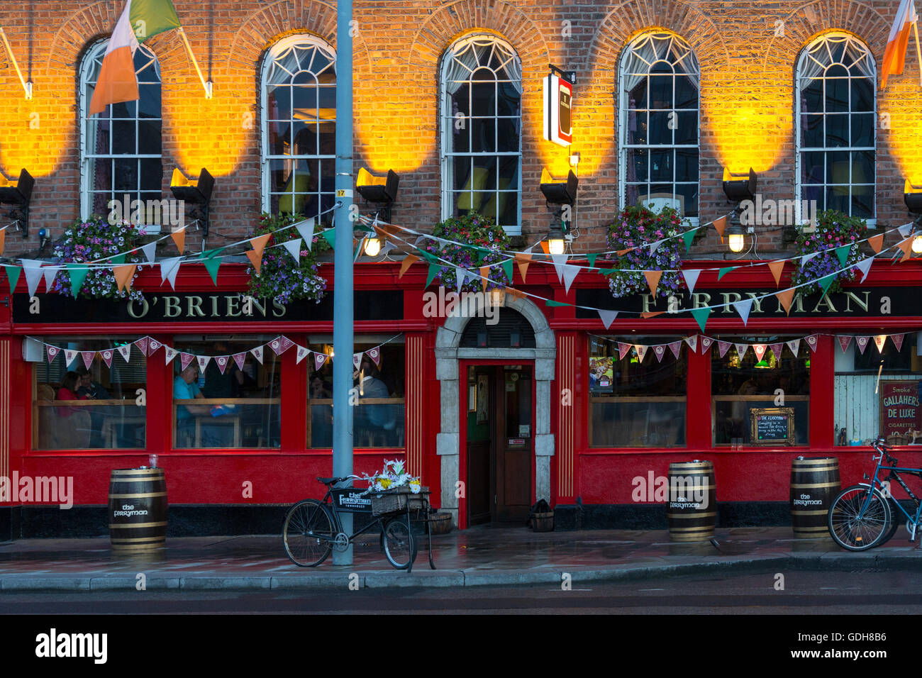 O'Briens public house "il traghettatore di anime' in la Dockland area della città di Dublino nella Repubblica di Irlanda. Foto Stock