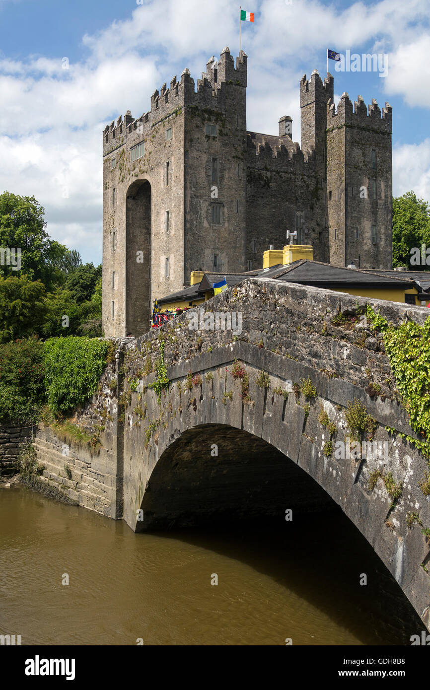 Il Castello di Bunratty è un grande quattrocentesca torre casa nella contea di Clare nella Repubblica di Irlanda. Foto Stock