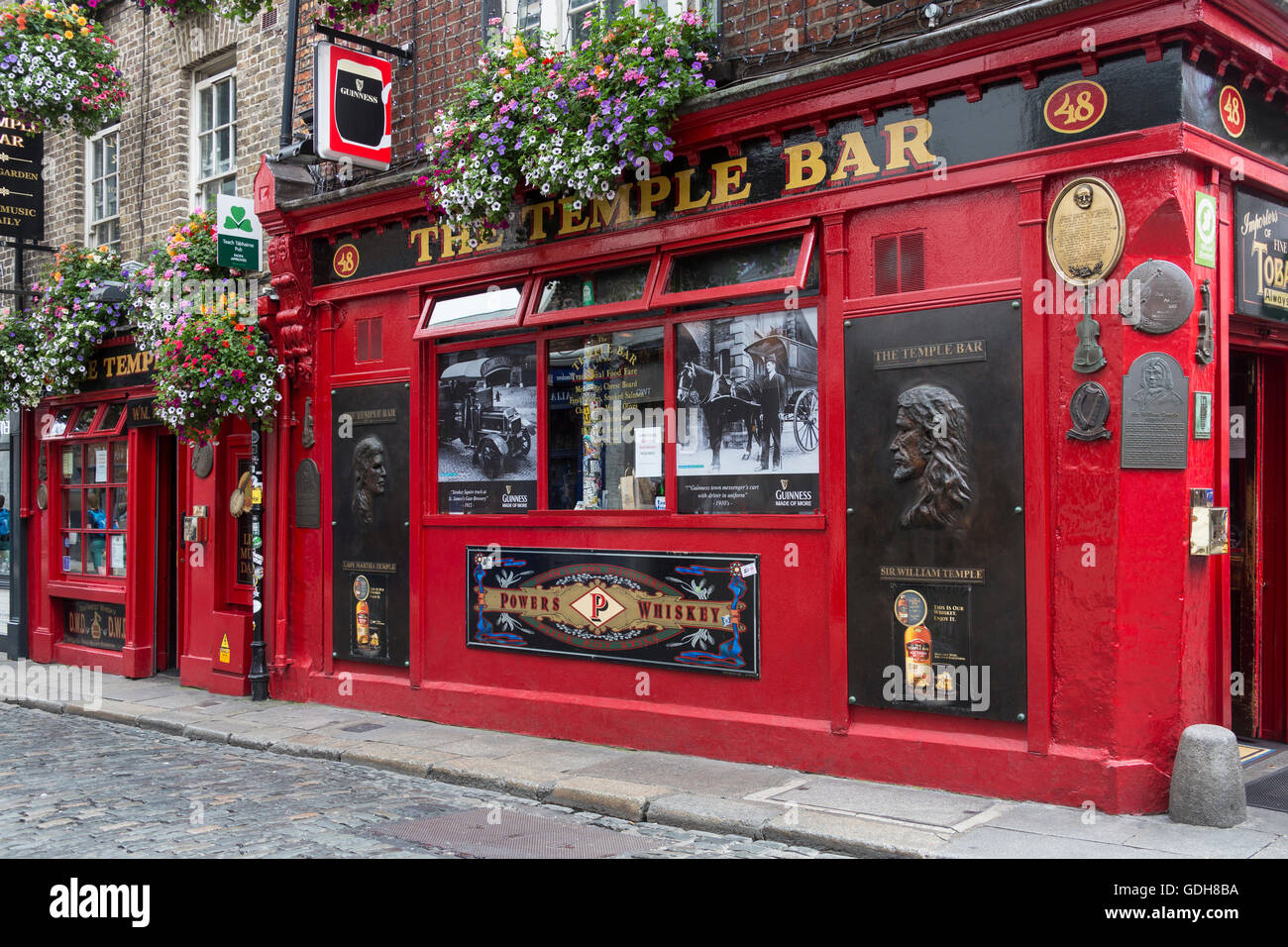 Il famoso quartiere Temple Bar Irish pub del quartiere di Temple Bar di Dublino nella Repubblica di Irlanda. Foto Stock