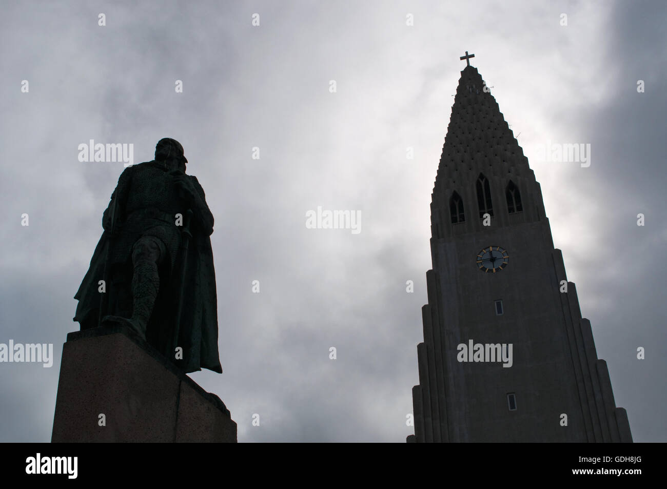Reykjavik, Nord Europa: il Hallgrimskirkja, Luteran chiesa Hallgrimur, e la statua di explorer Leif Ericsson, due simboli della città Foto Stock
